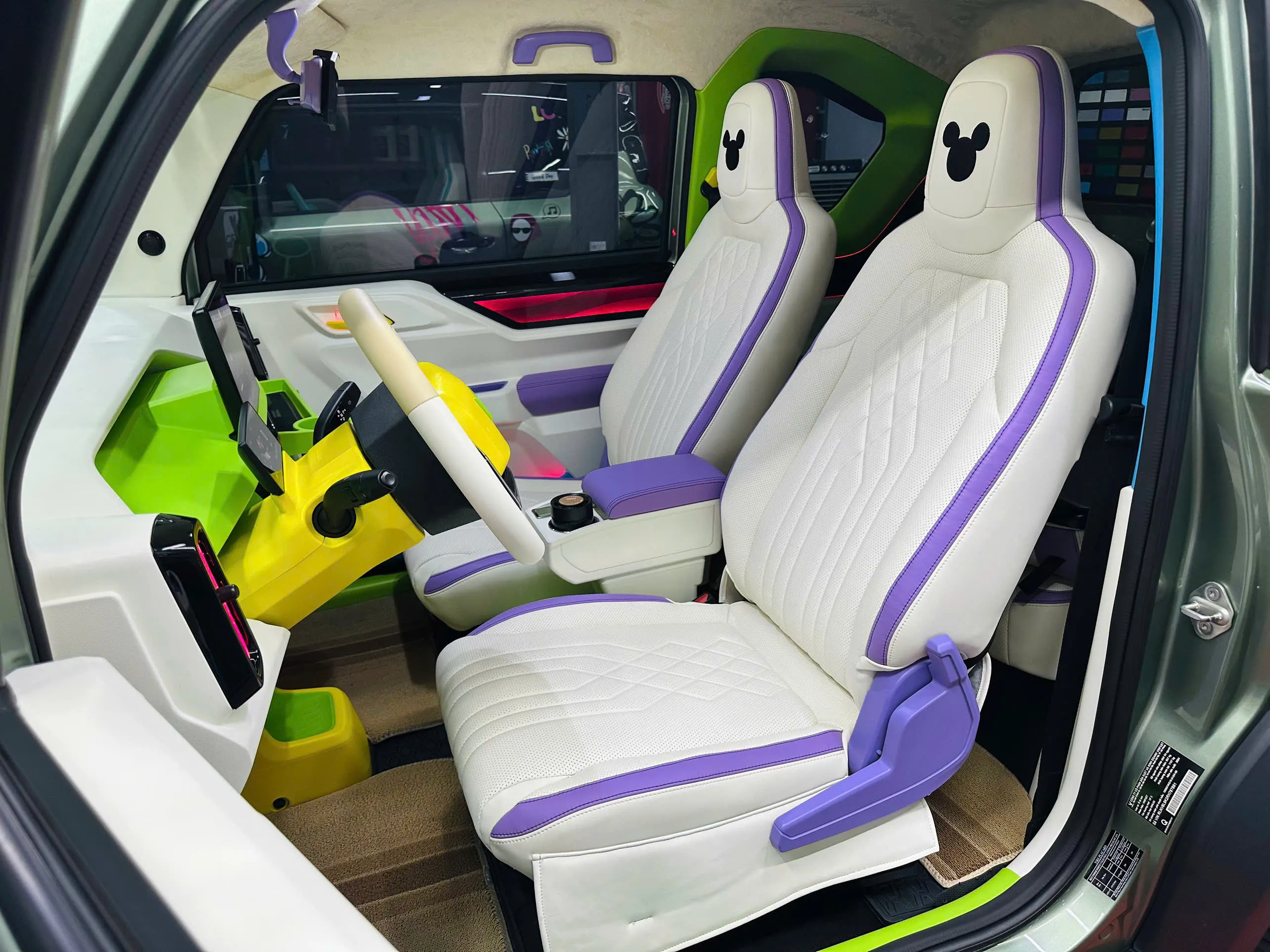 Bọc ghế da xe VF3 màu trắng tím tại Ngọc Phát Auto