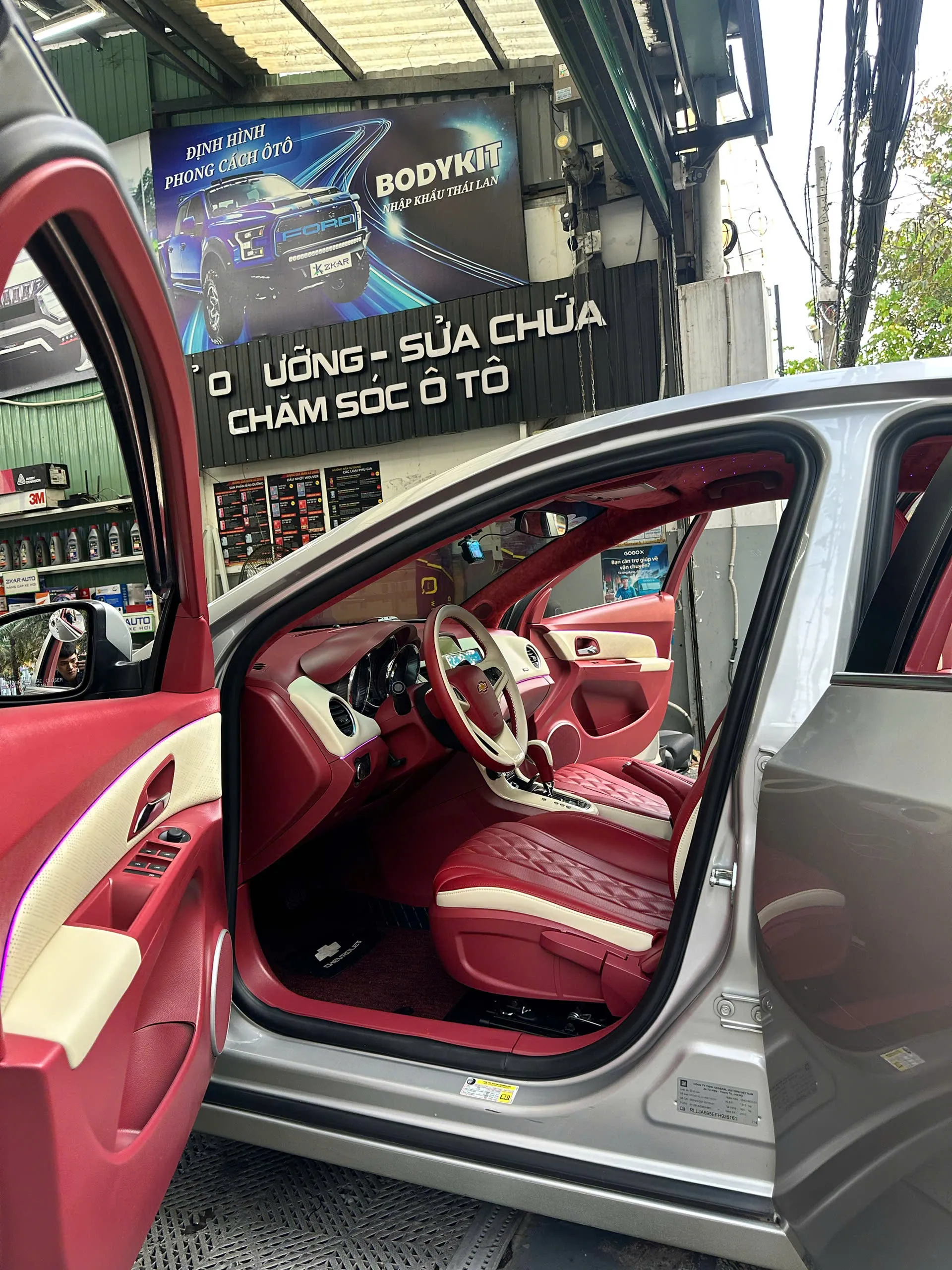 Bọc ghế da Cruze phối màu đỏ trắng