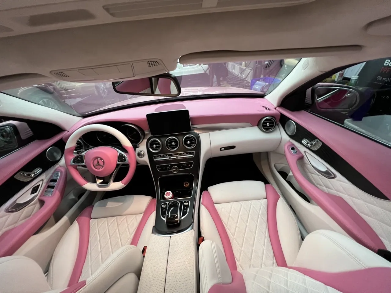 Đổi màu nội thất Mercedes trắng kem hồng pastel