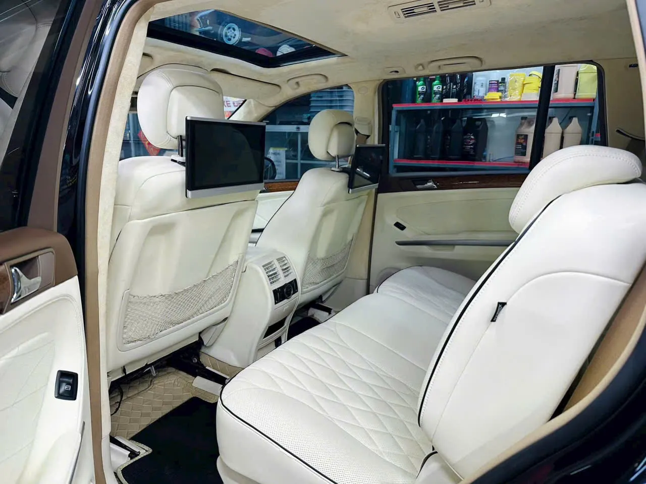 Nội thất Mercedes bọc ghế kem