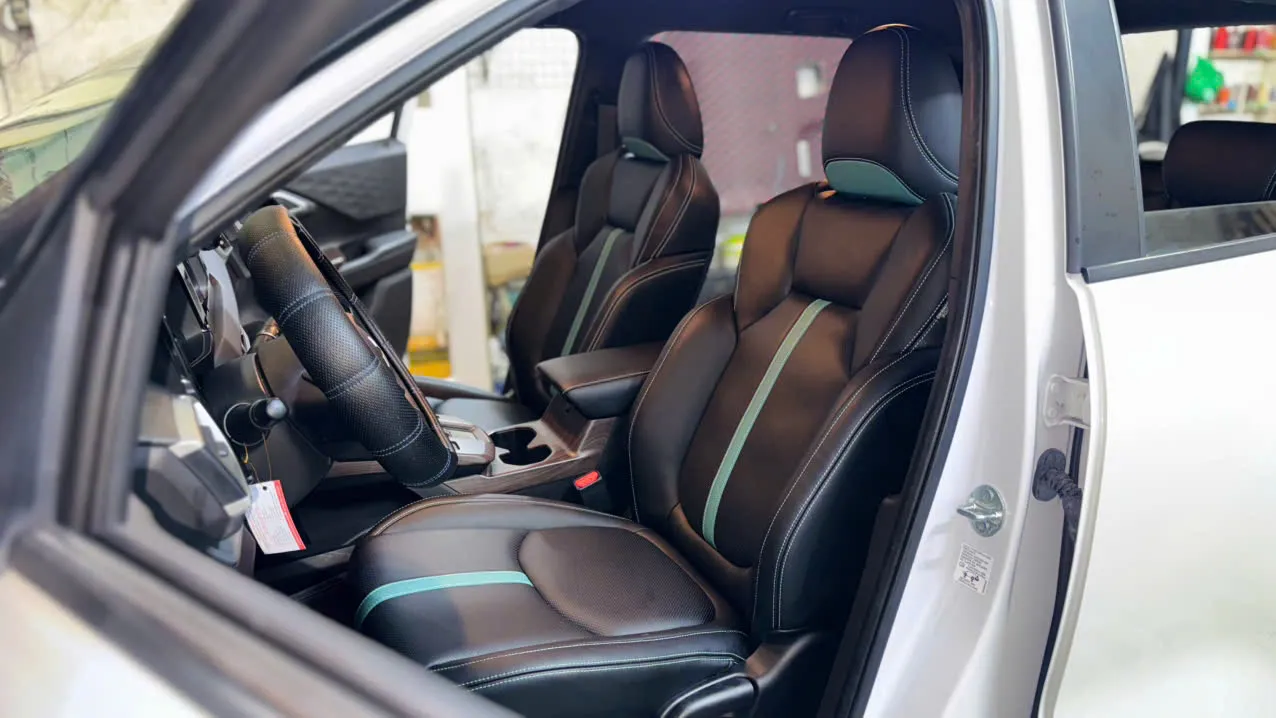 Ghế da Mitsubishi Xforce phối hai màu