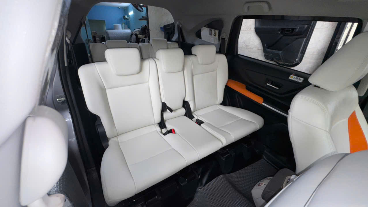 Toyota Veloz bọc ghế da phối màu đẹp