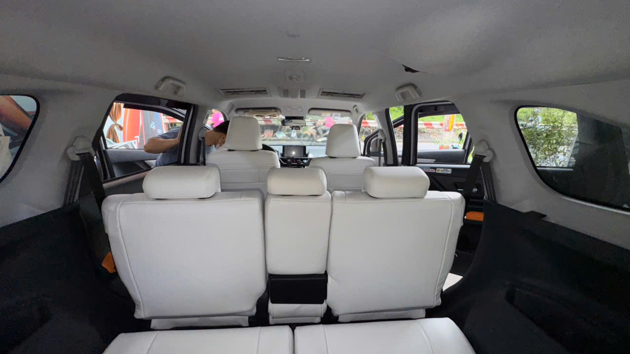Ghế da Toyota Veloz phối hai màu