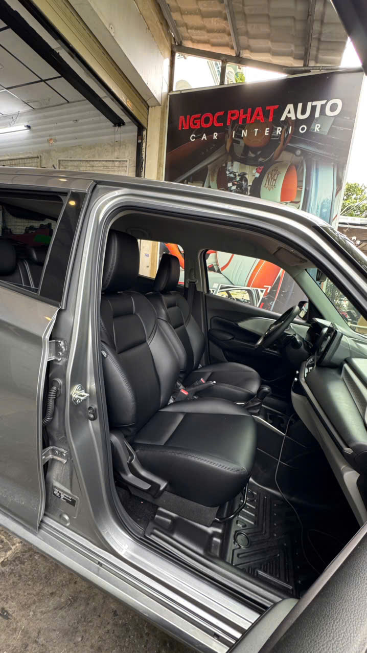Đường may bọc ghế da Suzuki Swift màu đen