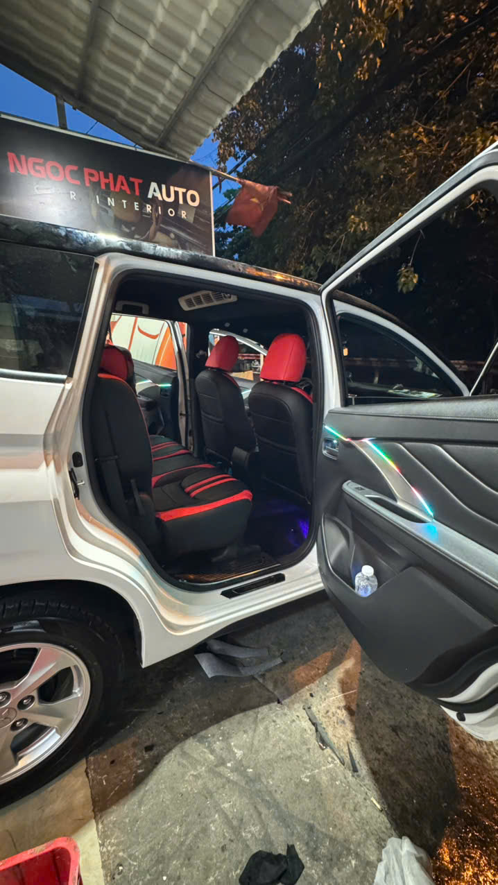 Chi tiết phối da đen đỏ trên ghế Mitsubishi Xpander